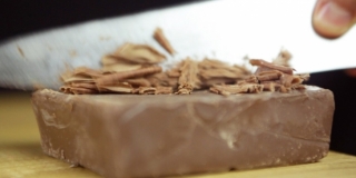 Como Fazer Raspas de Chocolate