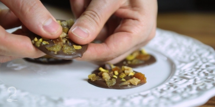 Receita de Mendiants - Discos de Chocolate com Frutas Secas | Como fazer em vídeo 