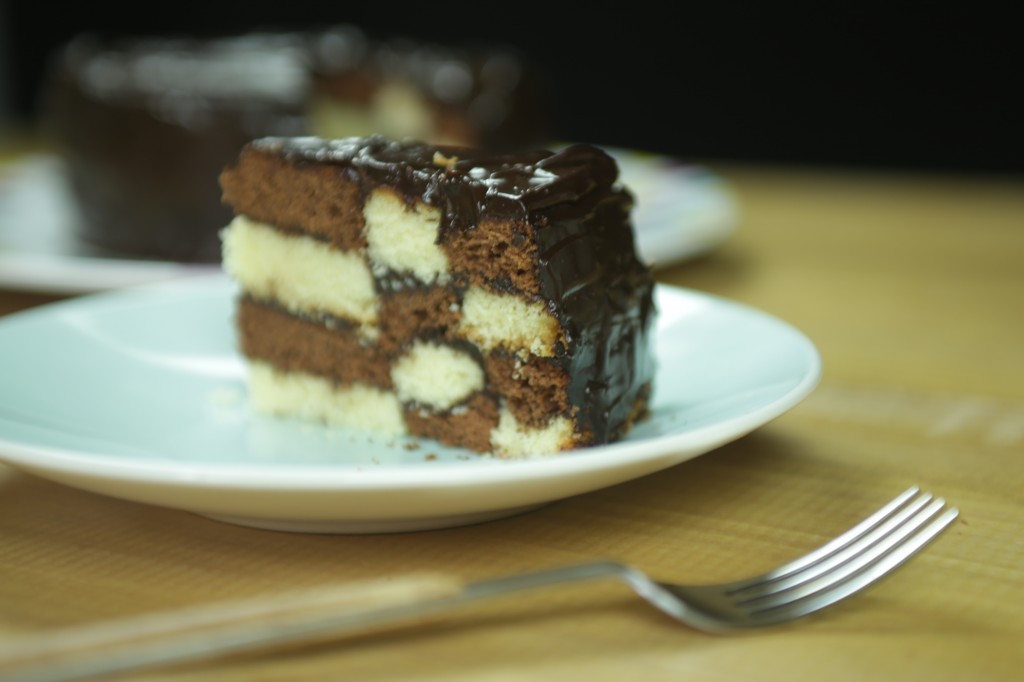 Receita de bolo xadrez para sobremesa criativa em ocasiões especiais. #bolo  #xeque #receita #bolos