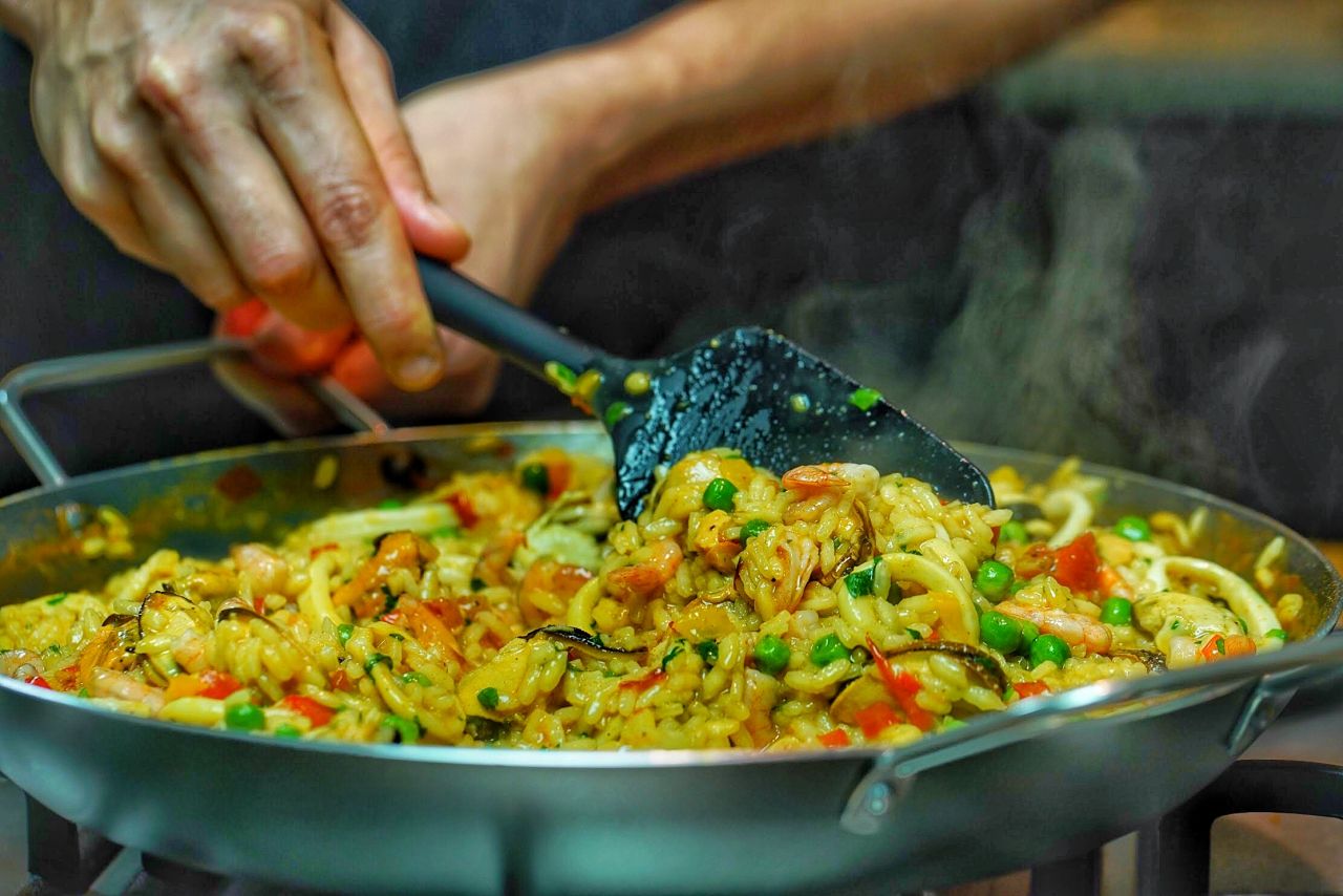 Vetores de Paella Tradicional De Frutos Do Mar Espanhol Em Arroz